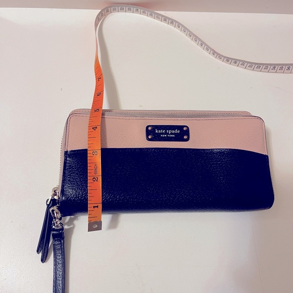 Large Carryall Zip-Around Leather Wristlet Wallet. Black and peach - Picture 6 of 16